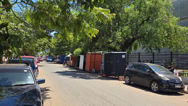 Casillas y vendedores ambulantes copan por completo los alrededores del Hospital Ingavi. 