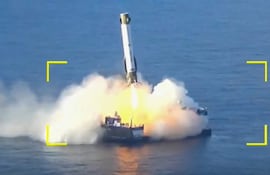 Esta captura de pantalla tomada de una transmisión de Blue Origin muestra el propulsor del cohete New Glenn aterrizando en una plataforma flotante en el océano Atlántico el 19 de abril de 2026.