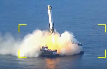 Esta captura de pantalla tomada de una transmisión de Blue Origin muestra el propulsor del cohete New Glenn aterrizando en una plataforma flotante en el océano Atlántico el 19 de abril de 2026.