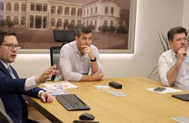 Óscar Orué junto al presidente Santiago Peña.