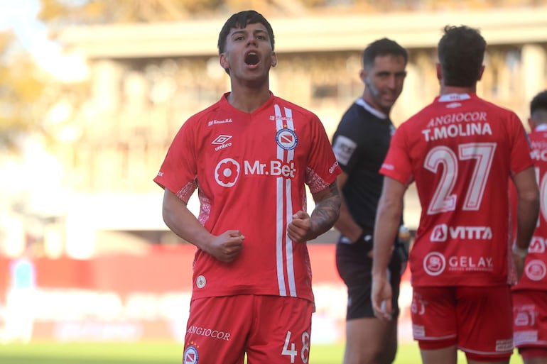 Facundo Jainikoski de Argentinos celebra un gol este domingo, en un partido de la semifinal de la Liga Argentina entre Argentinos Juniors y Belgrano, en el estadio Diego Armando Maradona en Buenos Aires (Argentina).