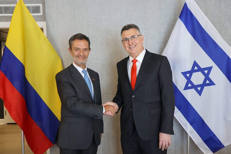 Omar Bula Escobar, futuro canciller de Colombia, con el ministro de Relaciones Exteriores de Israel, Gideon Sa'ar.