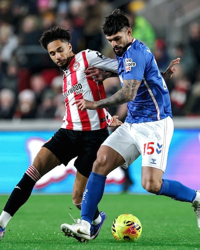 Omar Alderete, del Sunderland, disputa el balón con Kevin Schade, del Brentford, durante el partido de la Premier League entre el Brentford y el Sunderland, en el Gtech Community Stadium.