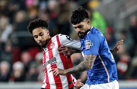 Omar Alderete, del Sunderland, disputa el balón con Kevin Schade, del Brentford, durante el partido de la Premier League entre el Brentford y el Sunderland, en el Gtech Community Stadium.