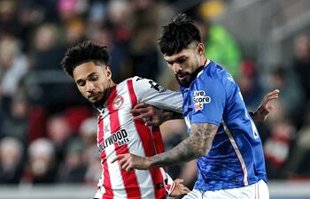Omar Alderete, del Sunderland, disputa el balón con Kevin Schade, del Brentford, durante el partido de la Premier League entre el Brentford y el Sunderland, en el Gtech Community Stadium.