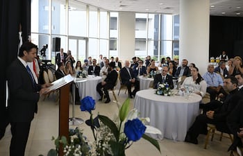 El embajador de Israel Amit Mekel durante la celebración del Januca.