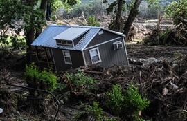 Se observa una casa dañada cerca del río Guadalupe en Hunt, Texas, el 8 de julio de 2025, tras las graves inundaciones repentinas del fin de semana festivo del 4 de julio.