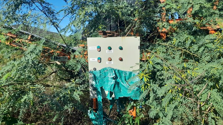 El comando de mando para hacer trabajar la máquina trituradora entre malezas en Fuerte Olimpo.