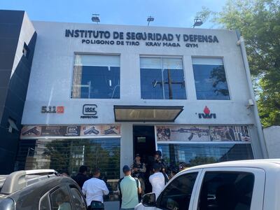 Fachada del local "Global Hawk Defense SA" de Asunción, que fue intervenida por los fiscales Alejandro Cardozo y Christian Ortiz.