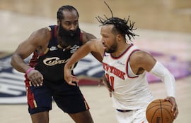 Jalen Brunson (derecha), estrella de los New York Knicks, maniobra frente a James Harden, de Cleveland Cavaliers, arrestado por portar un arma de forma ilegal.