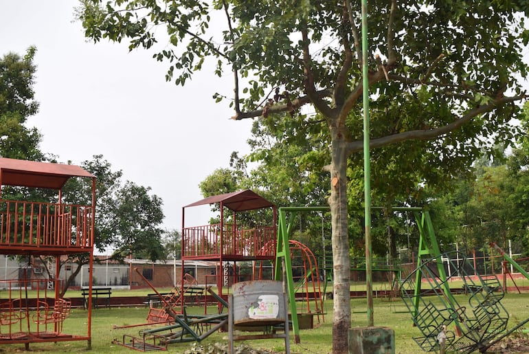 El parque infantil de la plaza San Francisco está abandonado.