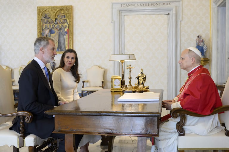 Los reyes de España conversando con León XIV en la Santa Sede. (EFE/Vatican Media/Simone Risoluti)
