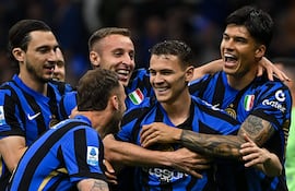 El albanés Kristjan Asllani (23 años) festeja el único tanto de Inter para seguir en la pelea por la corona ante Napoli.