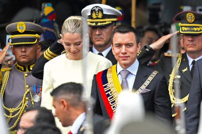 El nuevo presidente de Ecuador, Daniel Noboa (C) junto a su esposa, Lavinia Valbonesi, luego de jurar como jefe de Estado ante el Parlamento.  (AFP)