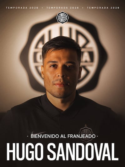 Con esta imagen fue presentado oficialmente el delantero Hugo Sandoval (25 años) como nuevo jugador de Olimpia.