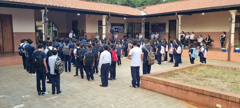 Formación de inicio del año lectivo 2026 en el colegio Víctor Natalicio Vasconcellos de San Juan Bautista, Misiones.