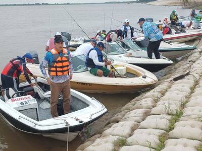 Distintas delegaciones que llegaron de Chile, Brasil, Argentina, Uruguay y Paraguay participan del Primer Campeonato Federativo de Pesca Deportiva en la ciudad de Pilar.