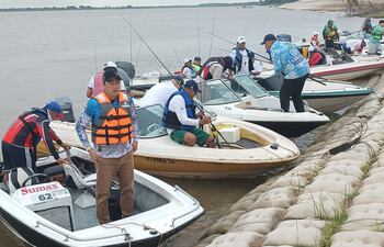 Distintas delegaciones que llegaron de Chile, Brasil, Argentina, Uruguay y Paraguay participan del Primer Campeonato Federativo de Pesca Deportiva en la ciudad de Pilar.