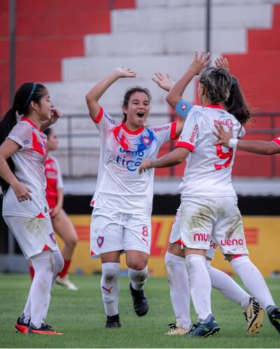 Las azulgranas triunfaron en Mallorquín para seguir en la cima