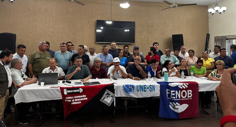 Reunión de gremios docentes, militares y policías por reforma de la caja fiscal.