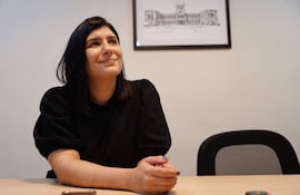 La viceministra de Comunicaciones del Ministerio de Tecnologías de la Información y Comunicación dE Paraguay, Alejandra Duarte, hablando durante una entrevista con EFE en Asunción (Paraguay).