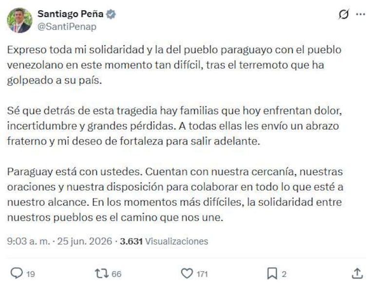 Santiago Peña comparte un mensaje de solidaridad en Twitter, con expresión amable y fondo digital.