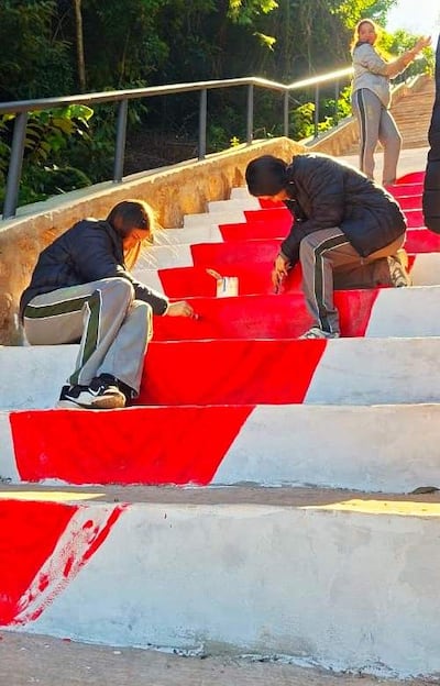 Estudiantes del Colegio San Roque González de Santa Cruz pintan la escalinata del Cerro Perõ, en Paraguarí.