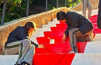 Estudiantes del Colegio San Roque González de Santa Cruz pintan la escalinata del Cerro Perõ, en Paraguarí.