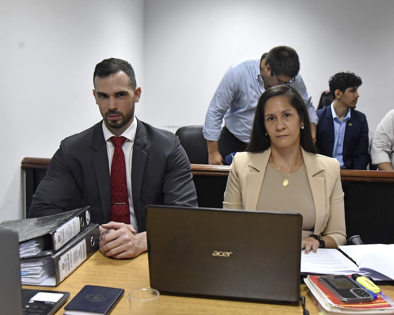 La fiscala Verónica Valdez espera el inicio del juicio oral y públco.