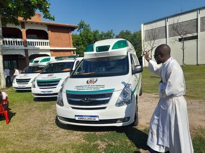 El sacerdote haitiano Mac-Donald Fils D. Prosper de la parroquia de Fuerte Olimpo, se encarga de la bendición de las nuevas ambulancias.