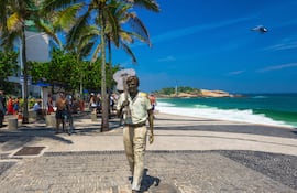 Estatua de Tom Jobim, leyenda de la música brasileña y precursor de la bossa nova.