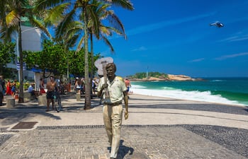Estatua de Tom Jobim, leyenda de la música brasileña y precursor de la bossa nova.