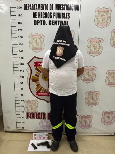 Un hombre sospechoso de haber disparado durante un enfrentamiento entre hinchas en Luque fue detenido por la Policía Nacional.