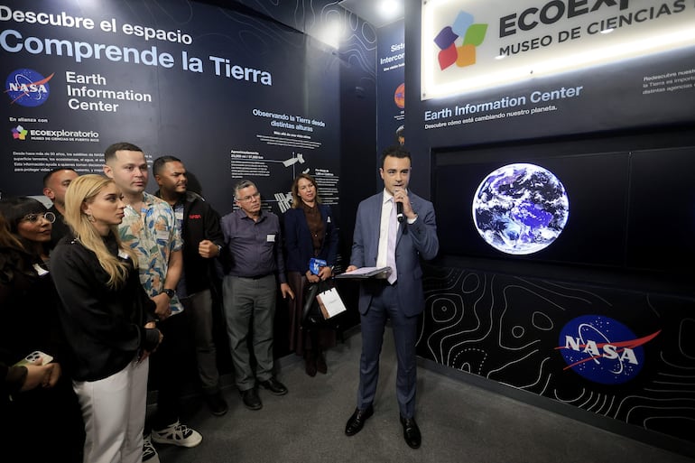 El subdirector de Atmósferas y Sistemas de Datos de la División de Ciencias del Centro de Vuelo Espacial Goddard de la NASA, Miguel Román (d), habla durante la inauguración del primer Centro de Información sobre la Tierra en español, inaugurado por el EcoExploratorio y la Administración Nacional de Aeronáutica y el Espacio (NASA) este jueves, en San Juan (Puerto Rico). 