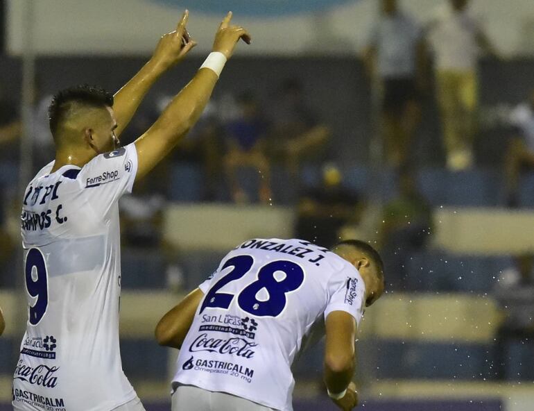 Christian Ocampos (i), jugador de Sportivo Ameliano, festeja un gol en el partido frente a 2 de Mayo de Pedro Juan Caballero por la cuarta fecha del torneo Apertura 2025 del fútbol paraguayo en el estadio Luis Salinas, en Itauguá, Paraguay.