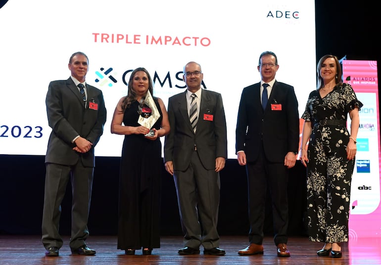 María del Pilar Frutos y Alexis Frutos, vicepresidenta y presidente de Gimsa, respectivamente, acompañados de referentes de los Premios ADEC.