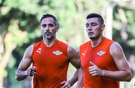Roque Luis Santa Cruz (44 años) y Óscar "Tacuara" Cardozo (42 años) delanteros históricos que cierran sus ciclos con la camiseta de Libertad.