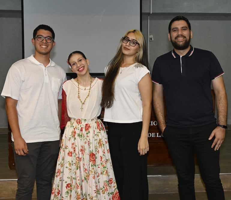 Thiago Aranda, Prof. Sofía Noguera, Mika Lemos y Raúl González. 