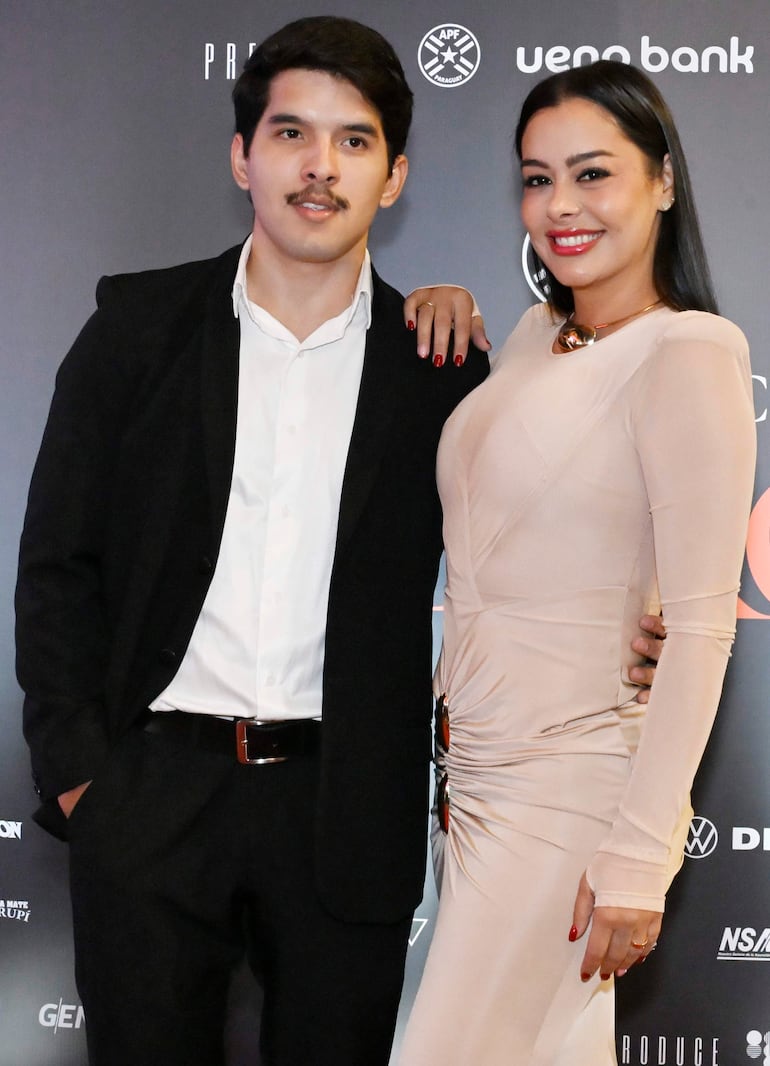 Miltón Gaona y Larisa Riquelme en el avant premiere de El Renacer Albirrojo