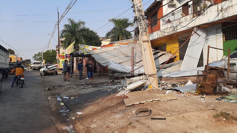 Así quedó el taller afectado por el choque provocado por el conductor de la plataforma Bolt que luego dio positivo al alcotest, en San Lorenzo.