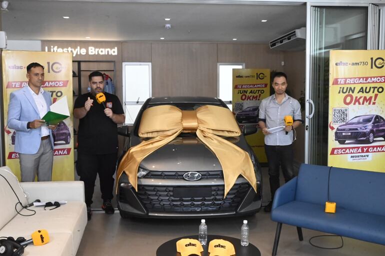 Chipi Vera y Dani Chung durante el sorteo del auto por los 10 años de ABC Cardinal.