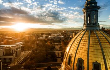 Ciudad capital de Denver. Las Montañas Rocosas se ven en el horizonte.