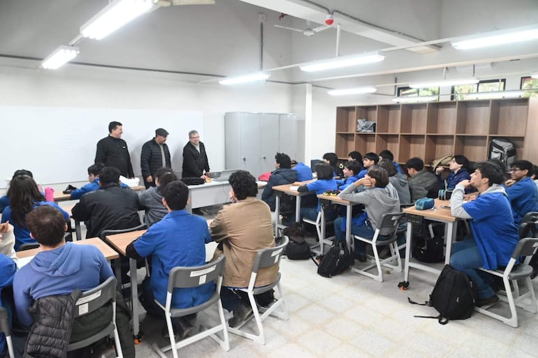 Alumnos del tercer año de Mecánica Automotriz del Colegio Técnico Nacional (CTN), regresaron a clases, en medio de obras inconclusas.