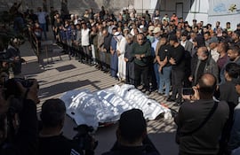 Varias personas rezan frente a los cuerpos de personas fallecidas en un bombardeo israelí este martes en Jan Yunis, en el sur de la Franja de Gaza.