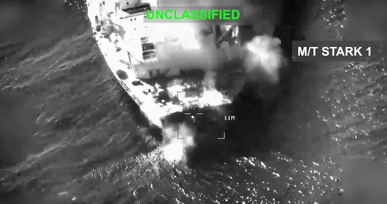 Captura de video que supuestamente muestra al petrolero iraní M/T Stark 1, dañado luego de un ataque estadounidense.