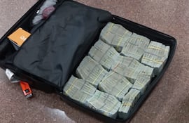 Los fajos de dólares incautados del poder de tres colombianos en el aeropuerto Guaraní de Minga Guazú.