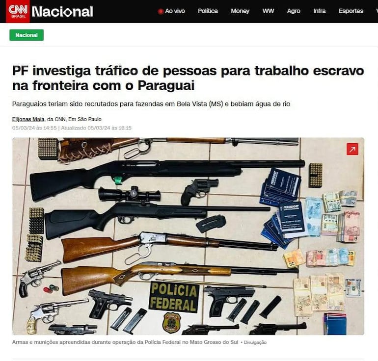 Armas y municiones dispuestas sobre el piso, junto a dinero en efectivo y documentos, con cartel de 'POLICIA FEDERAL'.