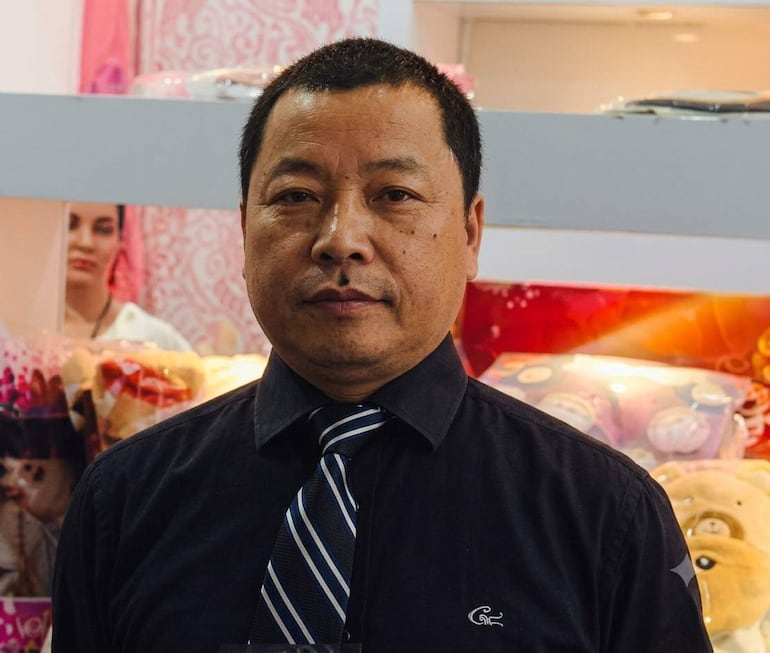 Long Jiang, empresario de Kamamya SA, la proveedora de los "pupitres chinos".