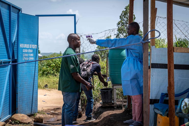 Un trabajador sanitario toma la temperatura de una visitante en el Hospital Rwampara, en Ituri, en el este de la República Democrática del Congo, el 26 de mayo de 2026.