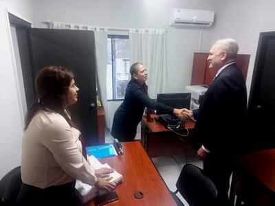 El fiscal general Emiliano Rolón saluda a funcionarios fiscales anticorrupción.